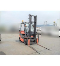 Xe nâng điện ngồi lái 2.5 tấn Toyota 8FB25, chiều cao nâng 4 mét, dịch giá, bình điện GS VGD565, sản xuất tại Nhật Bản 12/2019